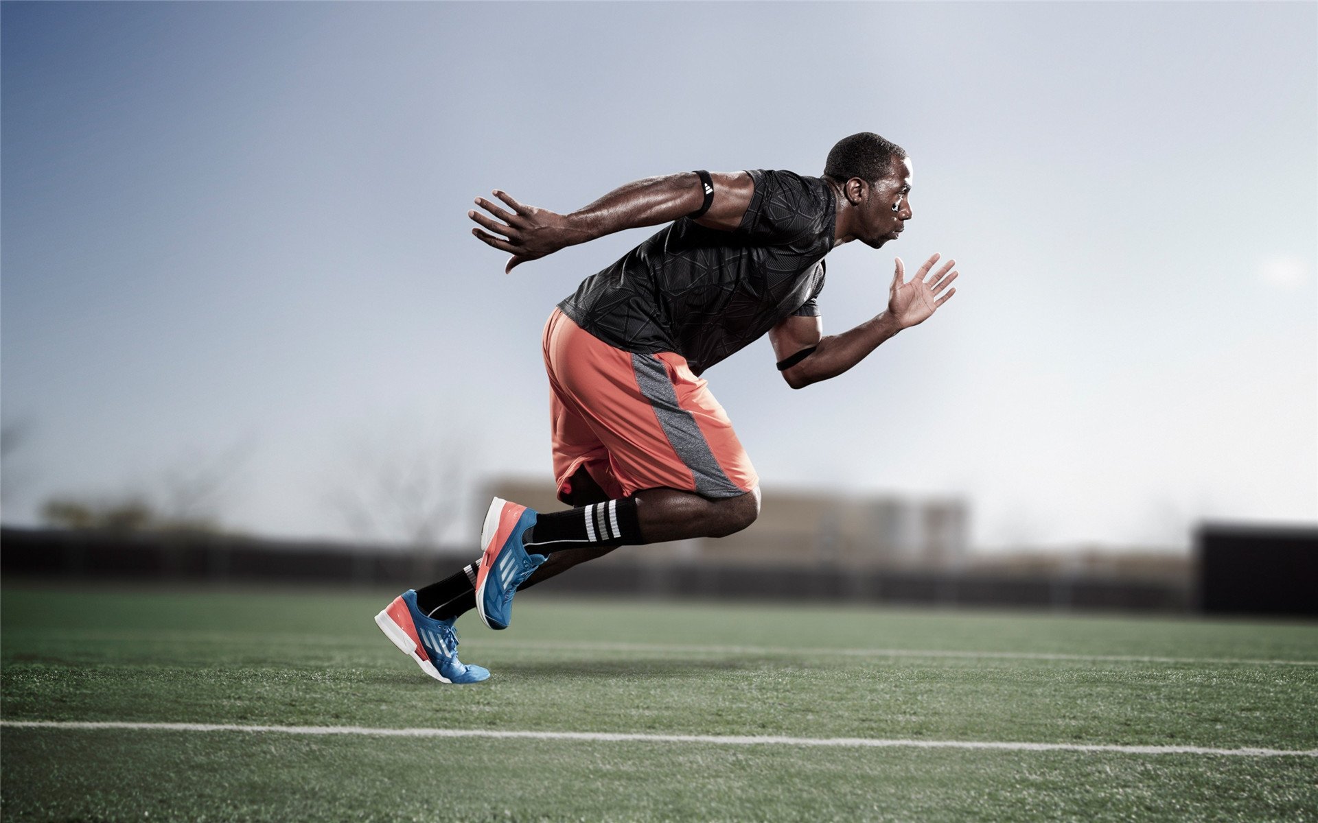 特斯·冯·迪克:从中场起手,常常为南非队创造快节奏的进攻机会