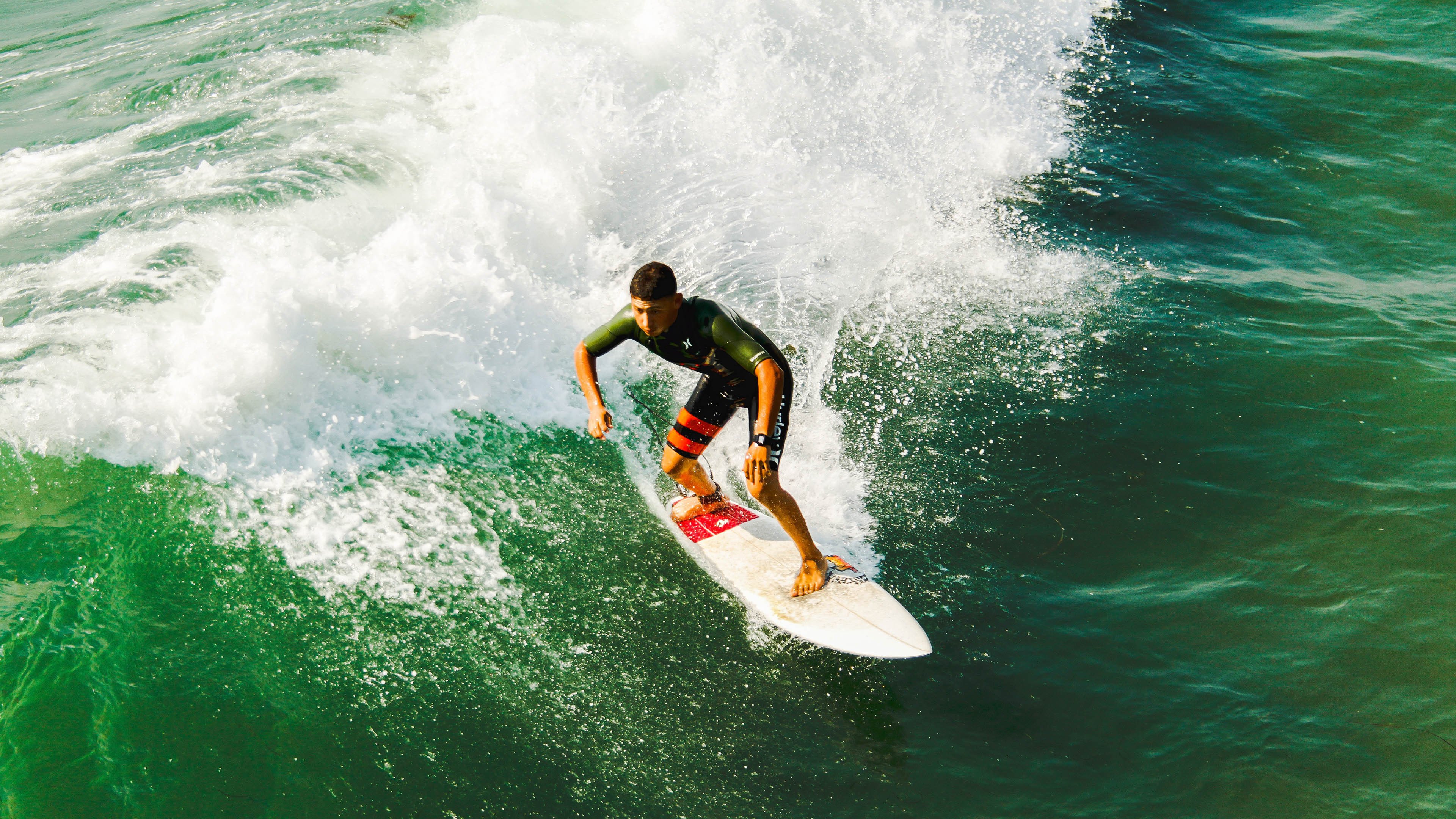 爱游戏中国官方网站平台-特斯·冯·迪克：从中场起手，常常为南非队创造快节奏的进攻机会